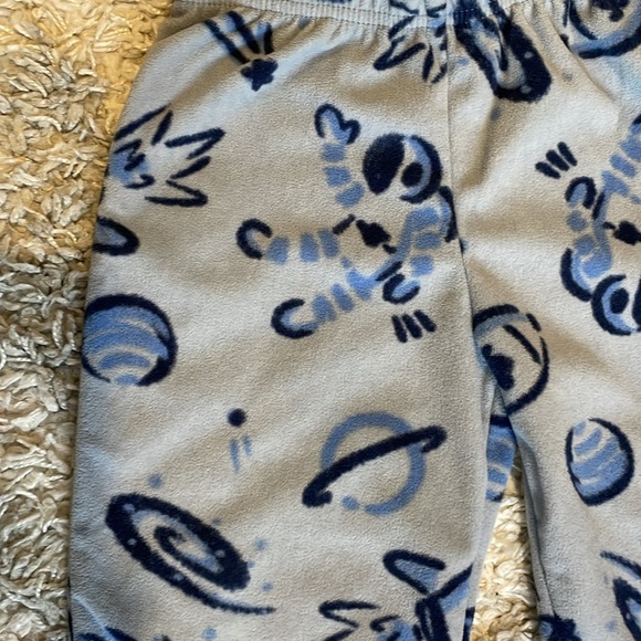 Carter’s space themed pajama set - Picture 4 of 4
